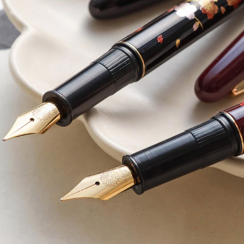 Wancher x Kuretake Kindai Maki-e Edazakura Fountain Pen - Black GT